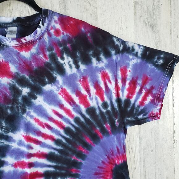 Gildan Side Fan Feathered Lavender Fuchsia Black Tie Dye T-Shirt Size Large - Picture 2 of 6